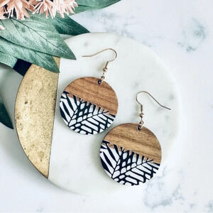2/$30🌵 Bohemian Resin & Wood Palm Leaf Circle Earrings Tropical Boho NEW